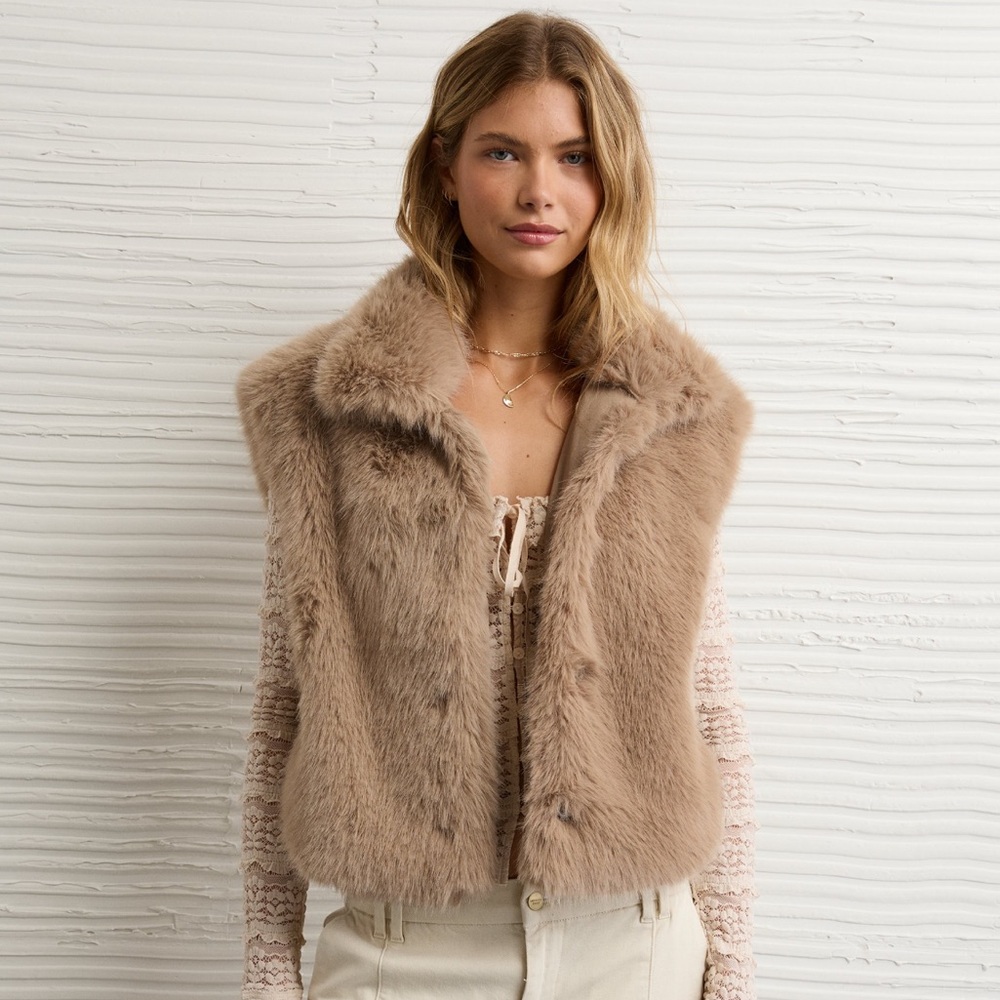 American Eagle - NWT Women's Tan Faux Fur Vest - Picture 2 of 8